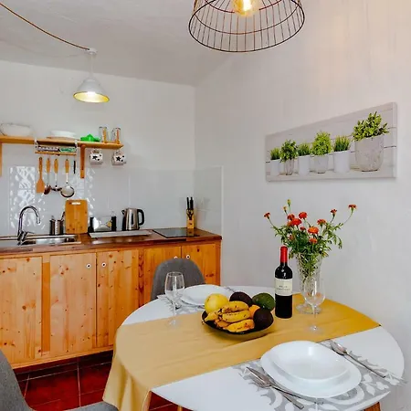 Residencial Los Castellanos Apartamento *
